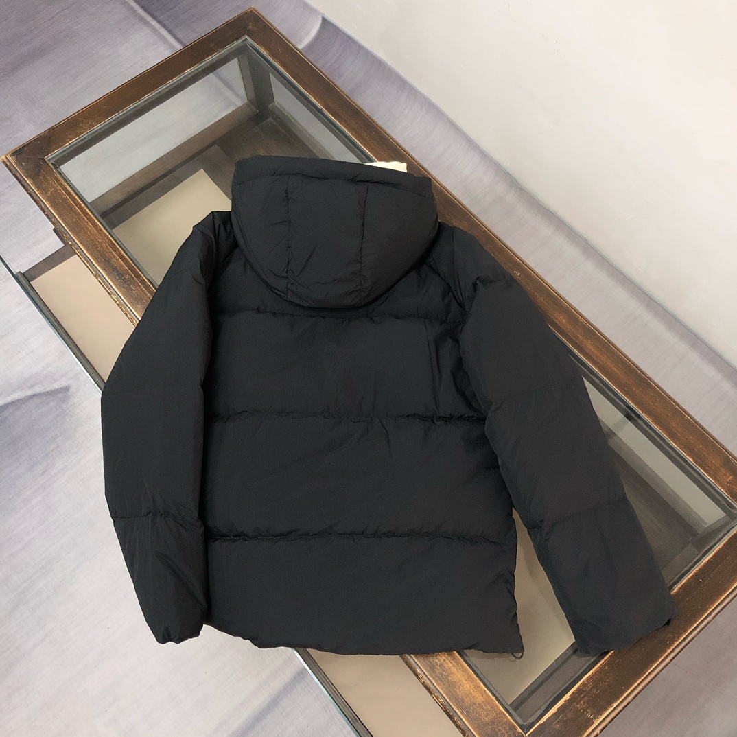 🆕PRA*DA 普拉达 25秋冬最新款连帽假两件三角铁标羽绒服外套～ 版型剪裁完美穿着舒适有型，整体视觉