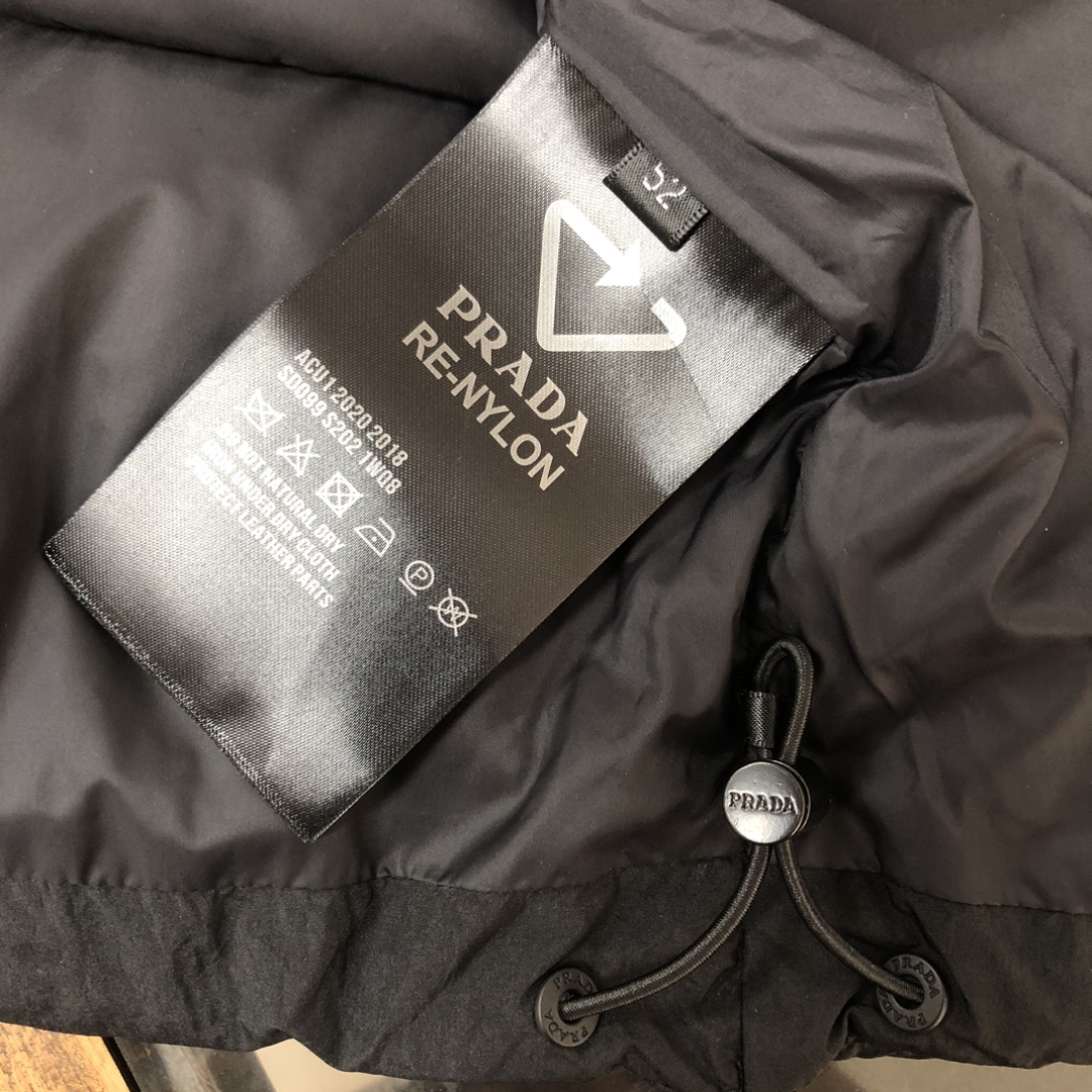 🆕PRA*DA 普拉达 25秋冬最新款连帽假两件三角铁标羽绒服外套～ 版型剪裁完美穿着舒适有型，整体视觉