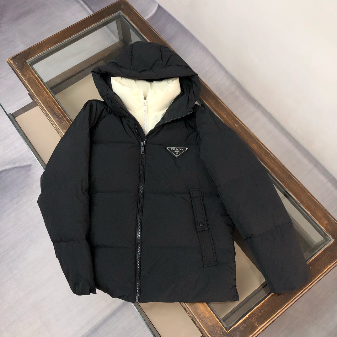 🆕PRA*DA 普拉达 25秋冬最新款连帽假两件三角铁标羽绒服外套～ 版型剪裁完美穿着舒适有型，整体视觉