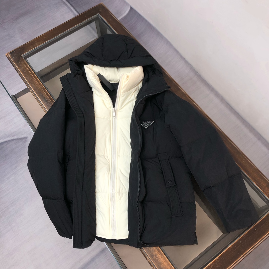 🆕PRA*DA 普拉达 25秋冬最新款连帽假两件三角铁标羽绒服外套～ 版型剪裁完美穿着舒适有型，整体视觉