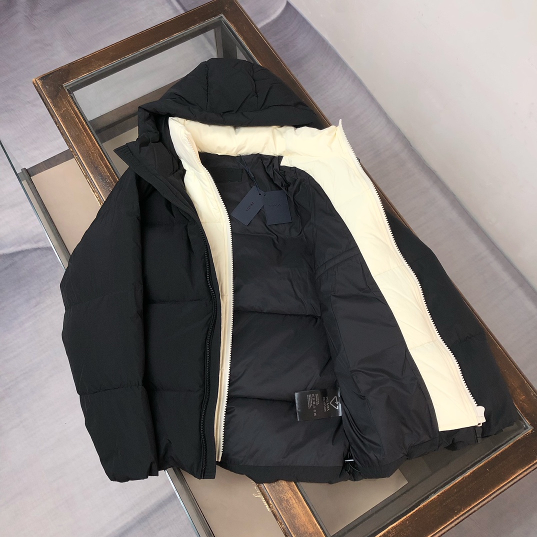 🆕PRA*DA 普拉达 25秋冬最新款连帽假两件三角铁标羽绒服外套～ 版型剪裁完美穿着舒适有型，整体视觉