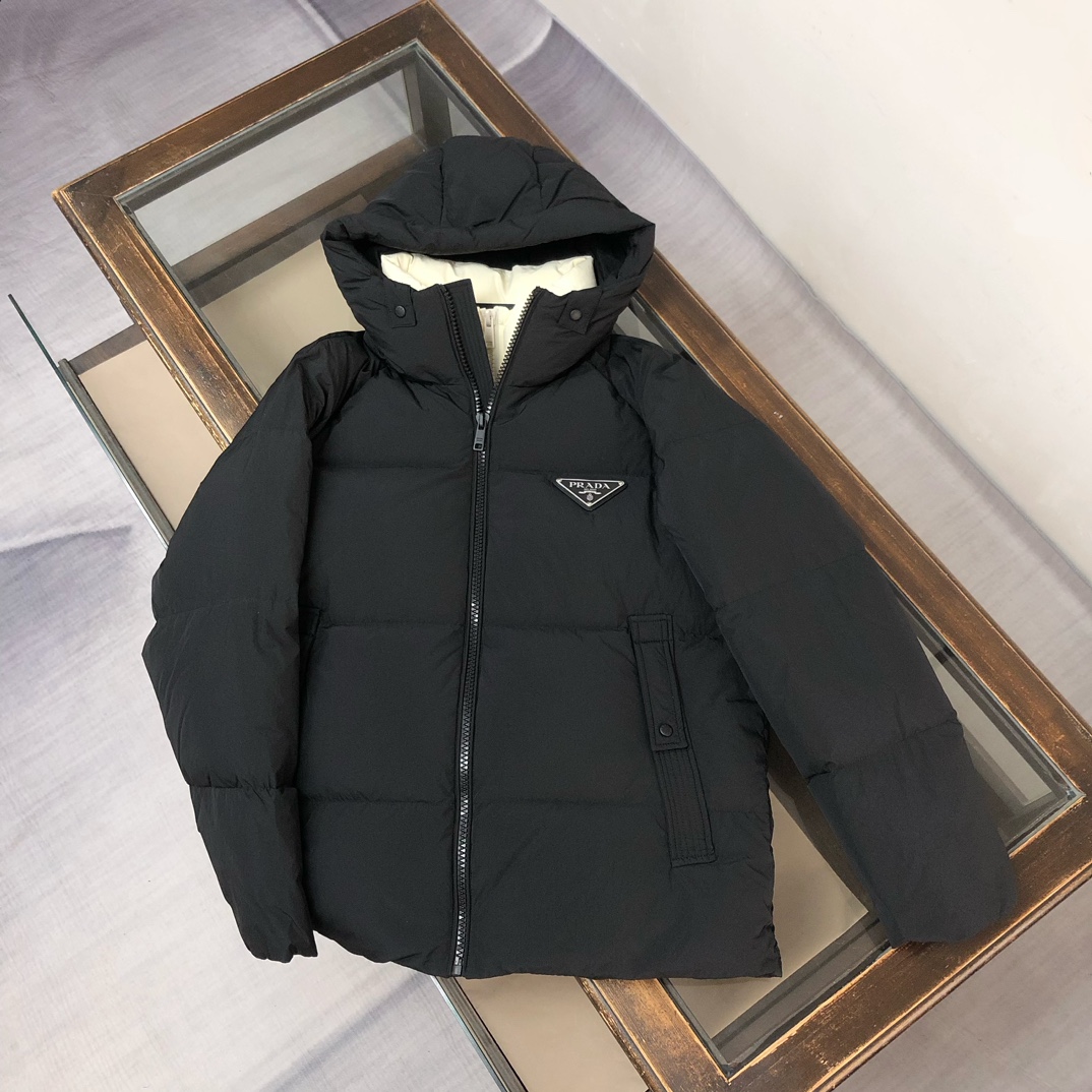 🆕PRA*DA 普拉达 25秋冬最新款连帽假两件三角铁标羽绒服外套～ 版型剪裁完美穿着舒适有型，整体视觉
