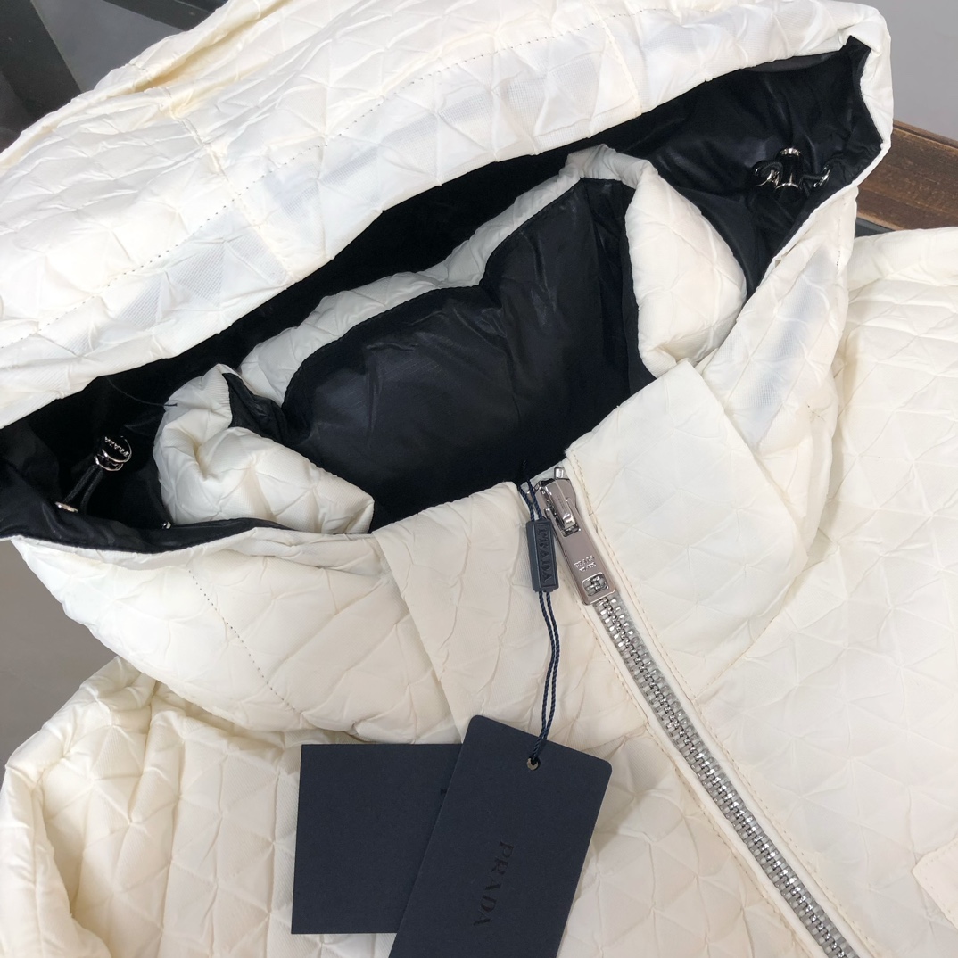 🆕PRA*DA 普拉达 25秋冬最新款连帽羽绒服外套～ 版型剪裁完美穿着舒适有型，整体视觉感超强，上身效