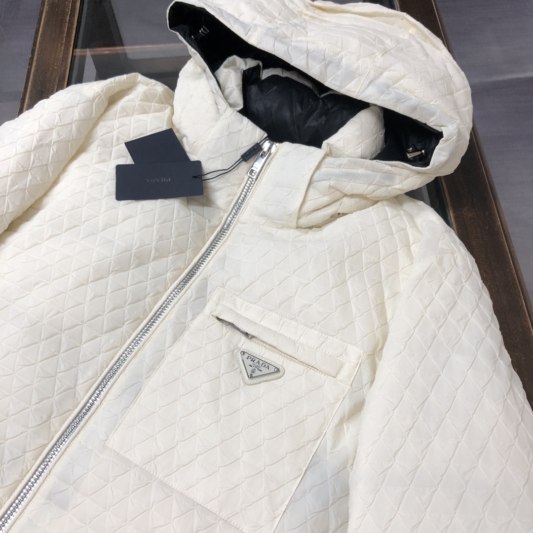 🆕PRA*DA 普拉达 25秋冬最新款连帽羽绒服外套～ 版型剪裁完美穿着舒适有型，整体视觉感超强，上身效