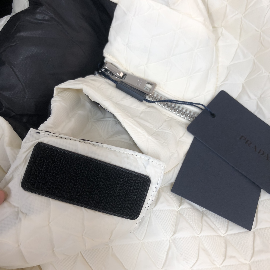 🆕PRA*DA 普拉达 25秋冬最新款连帽羽绒服外套～ 版型剪裁完美穿着舒适有型，整体视觉感超强，上身效