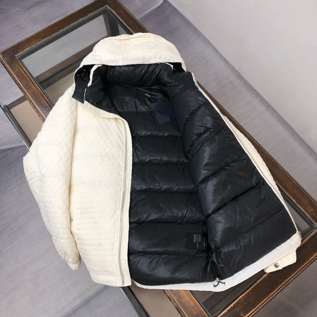 🆕PRA*DA 普拉达 25秋冬最新款连帽羽绒服外套～ 版型剪裁完美穿着舒适有型，整体视觉感超强，上身效