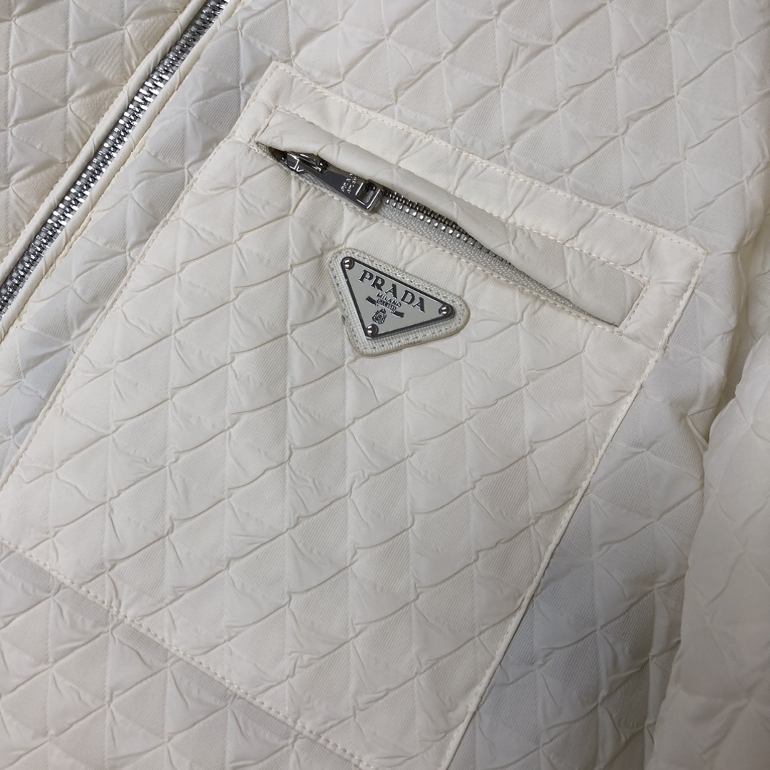 🆕PRA*DA 普拉达 25秋冬最新款连帽羽绒服外套～ 版型剪裁完美穿着舒适有型，整体视觉感超强，上身效