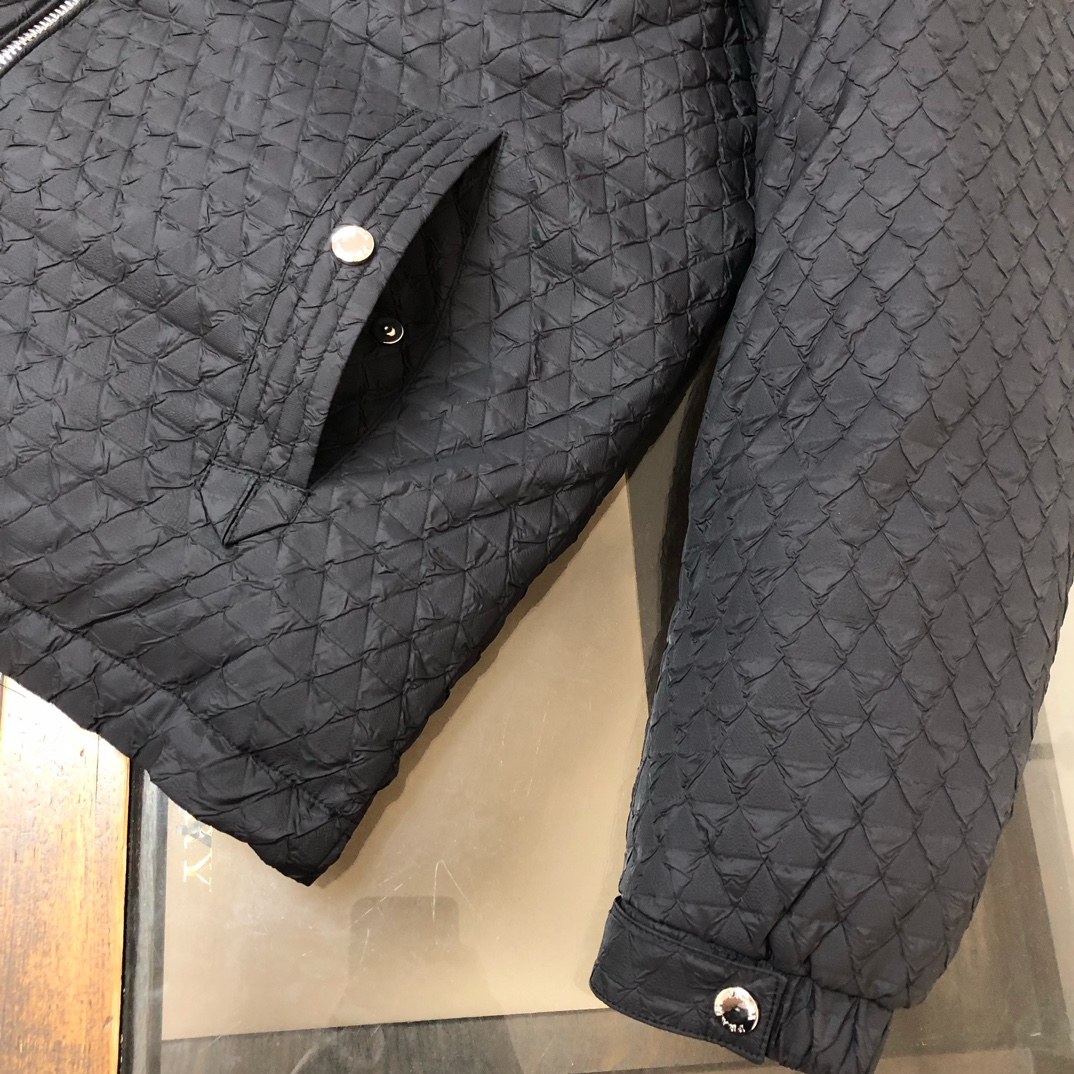 🆕PRA*DA 普拉达 25秋冬最新款连帽羽绒服外套～ 版型剪裁完美穿着舒适有型，整体视觉感超强，上身效