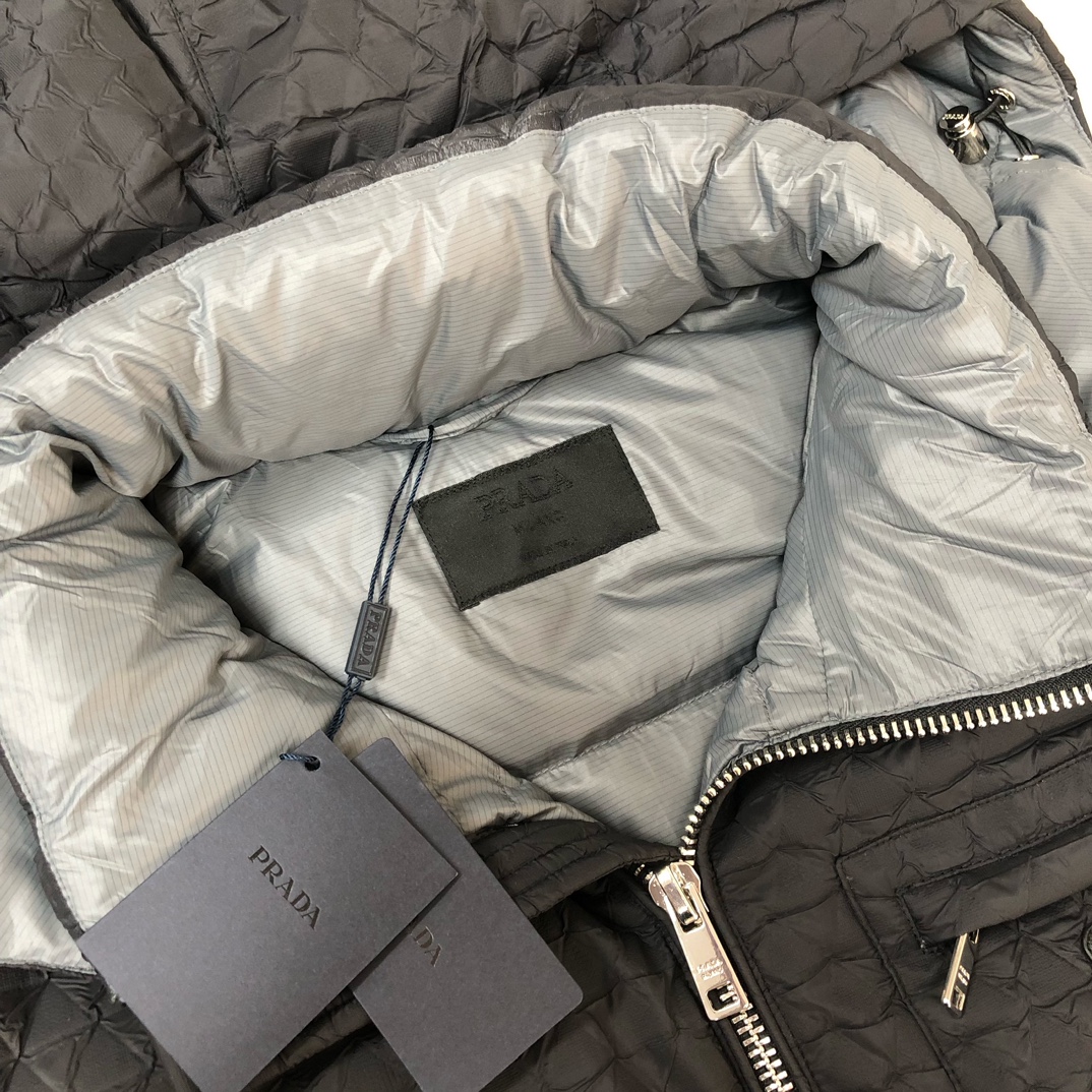 🆕PRA*DA 普拉达 25秋冬最新款连帽羽绒服外套～ 版型剪裁完美穿着舒适有型，整体视觉感超强，上身效