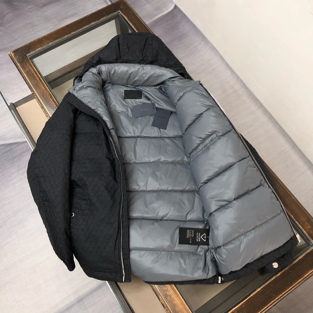🆕PRA*DA 普拉达 25秋冬最新款连帽羽绒服外套～ 版型剪裁完美穿着舒适有型，整体视觉感超强，上身效