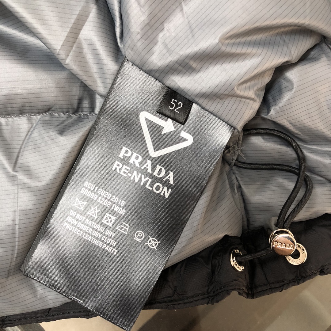 🆕PRA*DA 普拉达 25秋冬最新款连帽羽绒服外套～ 版型剪裁完美穿着舒适有型，整体视觉感超强，上身效