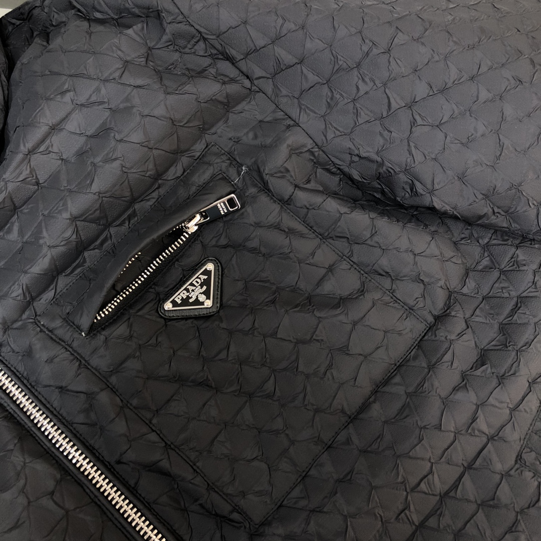 🆕PRA*DA 普拉达 25秋冬最新款连帽羽绒服外套～ 版型剪裁完美穿着舒适有型，整体视觉感超强，上身效