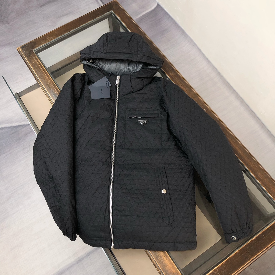 🆕PRA*DA 普拉达 25秋冬最新款连帽羽绒服外套～ 版型剪裁完美穿着舒适有型，整体视觉感超强，上身效