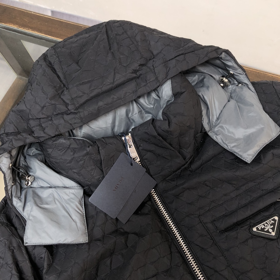 🆕PRA*DA 普拉达 25秋冬最新款连帽羽绒服外套～ 版型剪裁完美穿着舒适有型，整体视觉感超强，上身效