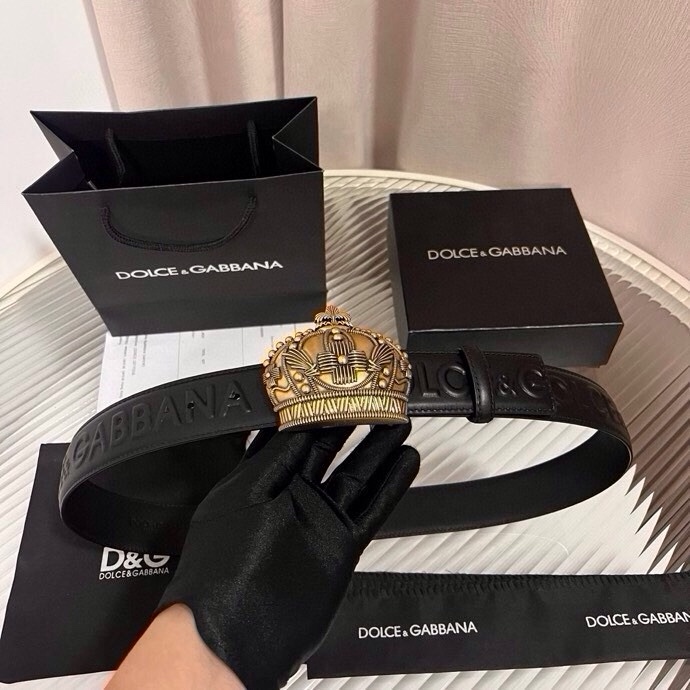 Dolce&Gabbana 全新软质小牛皮腰带，缀以个性化徽标搭扣。小牛皮腰带，搭配徽标装饰搭扣:• 腰