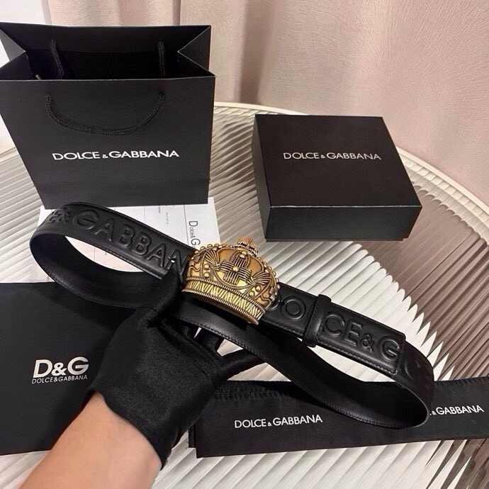 Dolce&Gabbana 全新软质小牛皮腰带，缀以个性化徽标搭扣。小牛皮腰带，搭配徽标装饰搭扣:• 腰