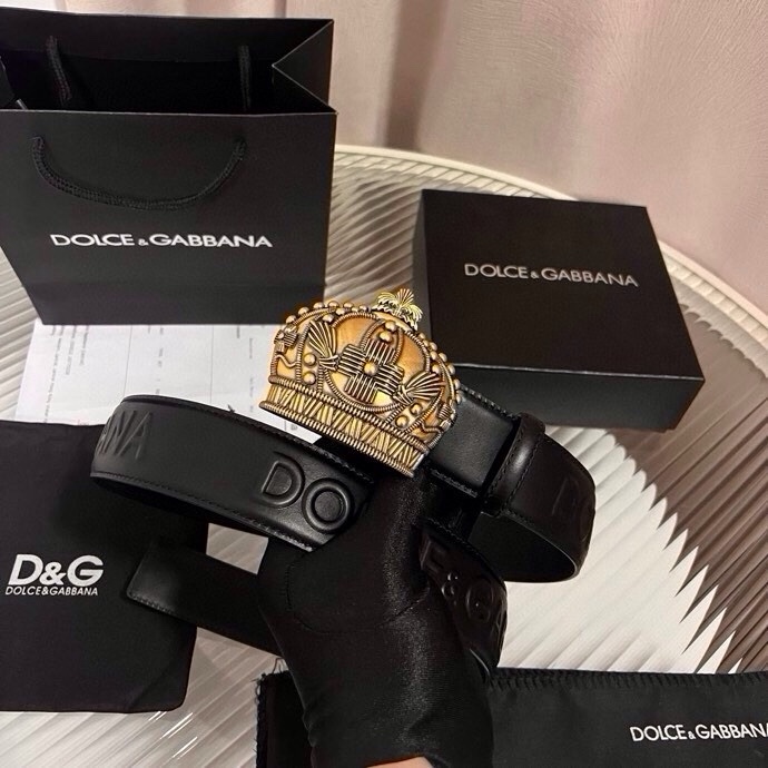 Dolce&Gabbana 全新软质小牛皮腰带，缀以个性化徽标搭扣。小牛皮腰带，搭配徽标装饰搭扣:• 腰