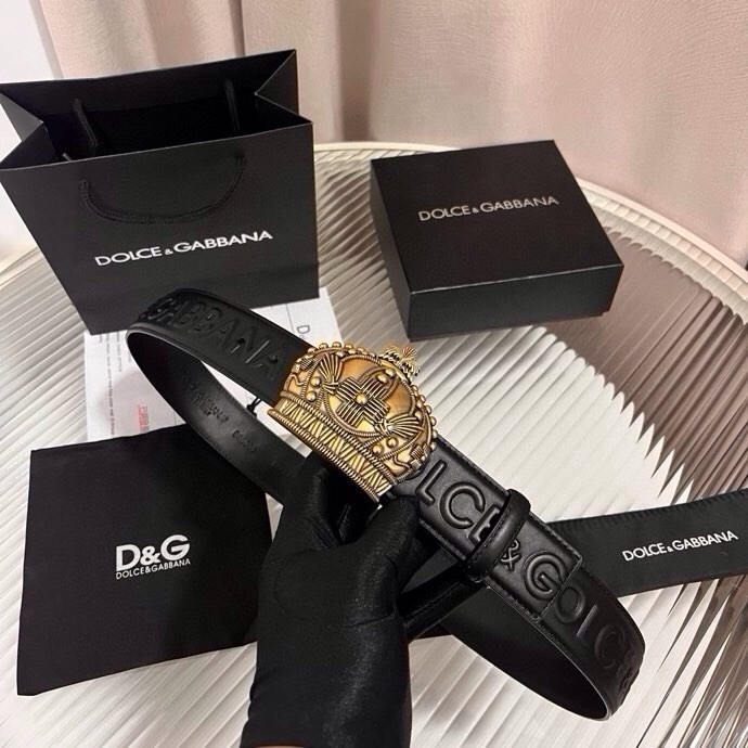 Dolce&Gabbana 全新软质小牛皮腰带，缀以个性化徽标搭扣。小牛皮腰带，搭配徽标装饰搭扣:• 腰