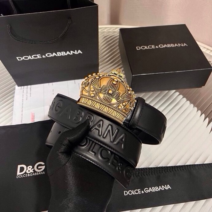 Dolce&Gabbana 全新软质小牛皮腰带，缀以个性化徽标搭扣。小牛皮腰带，搭配徽标装饰搭扣:• 腰