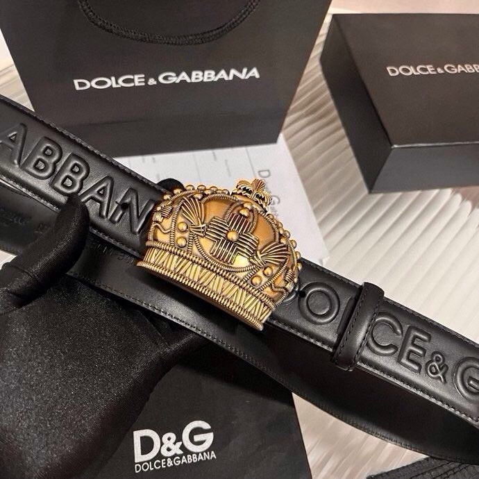 Dolce&Gabbana 全新软质小牛皮腰带，缀以个性化徽标搭扣。小牛皮腰带，搭配徽标装饰搭扣:• 腰