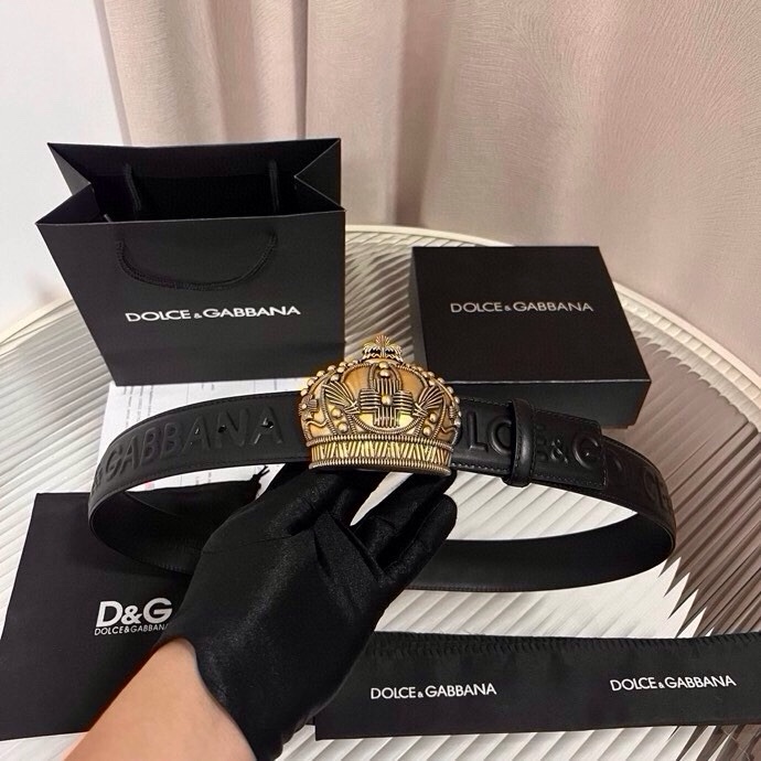 Dolce&Gabbana 全新软质小牛皮腰带，缀以个性化徽标搭扣。小牛皮腰带，搭配徽标装饰搭扣:• 腰