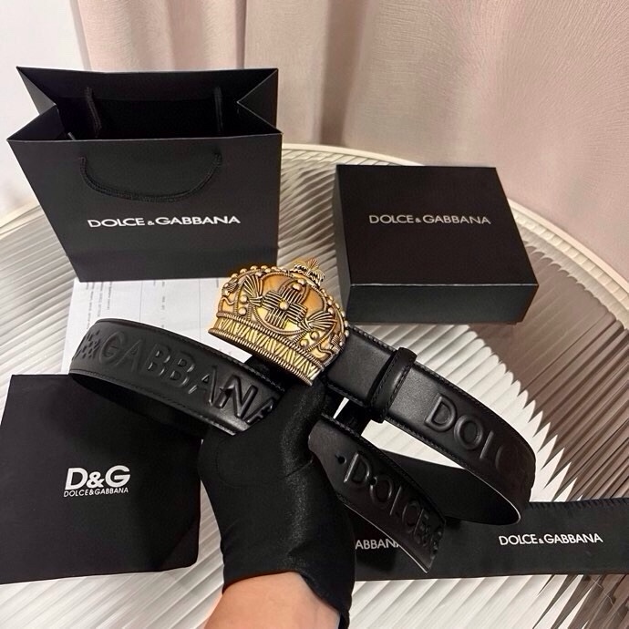 Dolce&Gabbana 全新软质小牛皮腰带，缀以个性化徽标搭扣。小牛皮腰带，搭配徽标装饰搭扣:• 腰