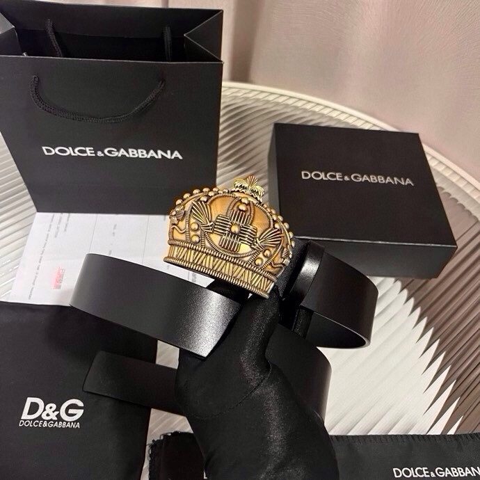 Dolce&Gabbana 全新软质小牛皮腰带，缀以个性化徽标搭扣。小牛皮腰带，搭配徽标装饰搭扣:• 腰