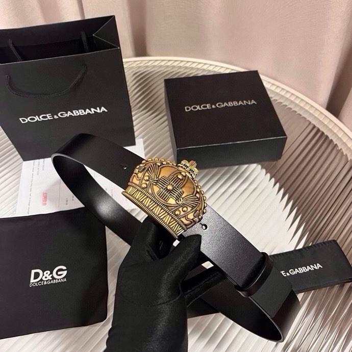 Dolce&Gabbana 全新软质小牛皮腰带，缀以个性化徽标搭扣。小牛皮腰带，搭配徽标装饰搭扣:• 腰
