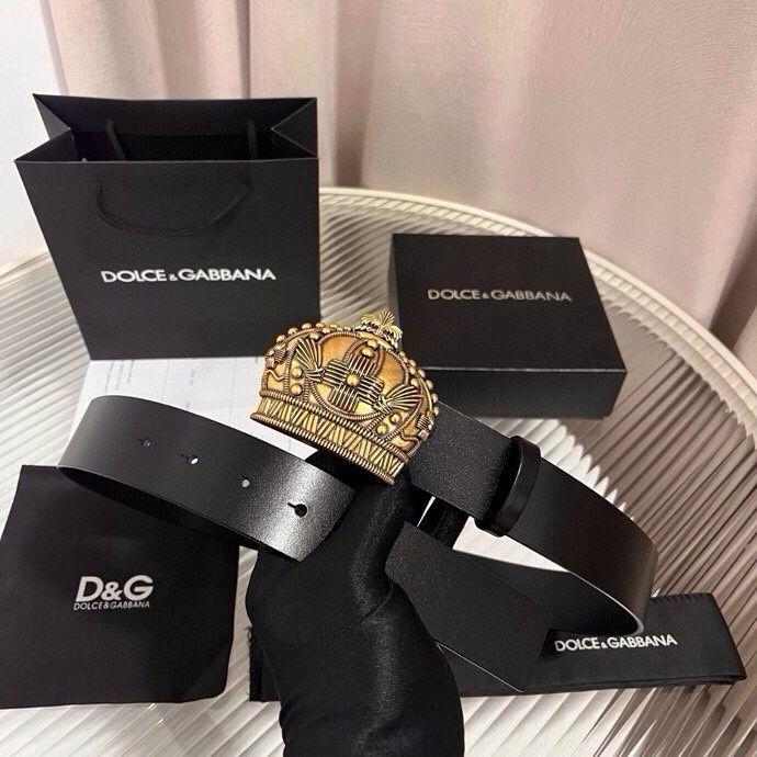 Dolce&Gabbana 全新软质小牛皮腰带，缀以个性化徽标搭扣。小牛皮腰带，搭配徽标装饰搭扣:• 腰