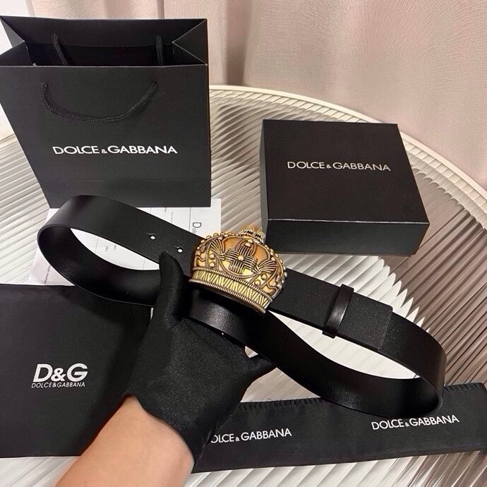 Dolce&Gabbana 全新软质小牛皮腰带，缀以个性化徽标搭扣。小牛皮腰带，搭配徽标装饰搭扣:• 腰
