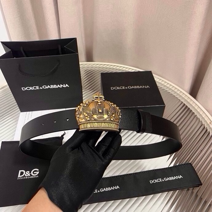 Dolce&Gabbana 全新软质小牛皮腰带，缀以个性化徽标搭扣。小牛皮腰带，搭配徽标装饰搭扣:• 腰