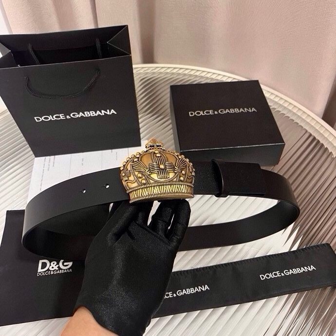Dolce&Gabbana 全新软质小牛皮腰带，缀以个性化徽标搭扣。小牛皮腰带，搭配徽标装饰搭扣:• 腰
