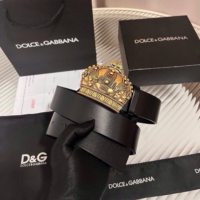 Dolce&Gabbana 全新软质小牛皮腰带，缀以个性化徽标搭扣。小牛皮腰带，搭配徽标装饰搭扣:• 腰
