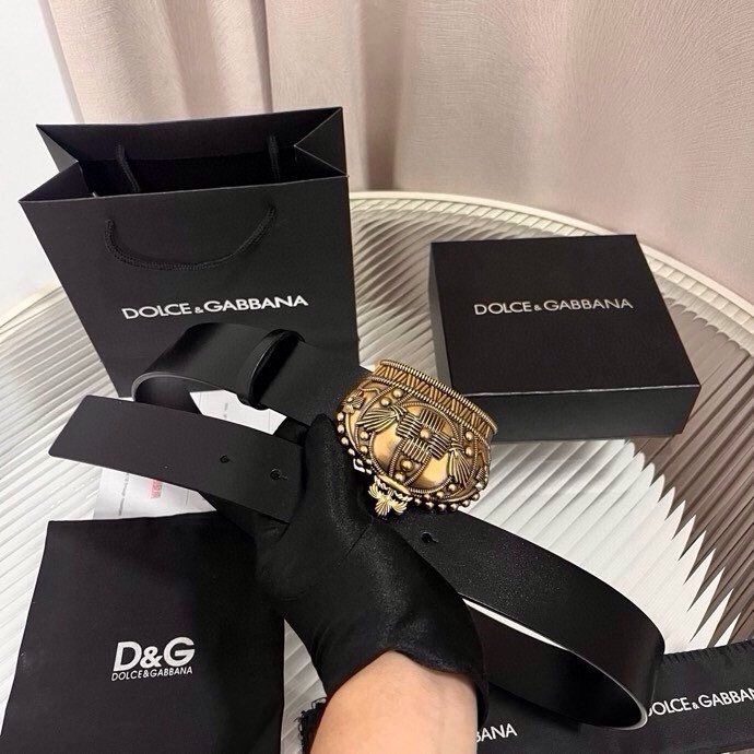 Dolce&Gabbana 全新软质小牛皮腰带，缀以个性化徽标搭扣。小牛皮腰带，搭配徽标装饰搭扣:• 腰