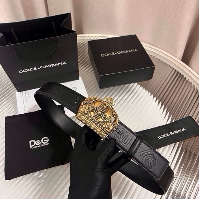Dolce&Gabbana 全新软质小牛皮腰带，缀以个性化徽标搭扣。小牛皮腰带，搭配徽标装饰搭扣:• 腰