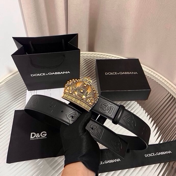Dolce&Gabbana 全新软质小牛皮腰带，缀以个性化徽标搭扣。小牛皮腰带，搭配徽标装饰搭扣:• 腰