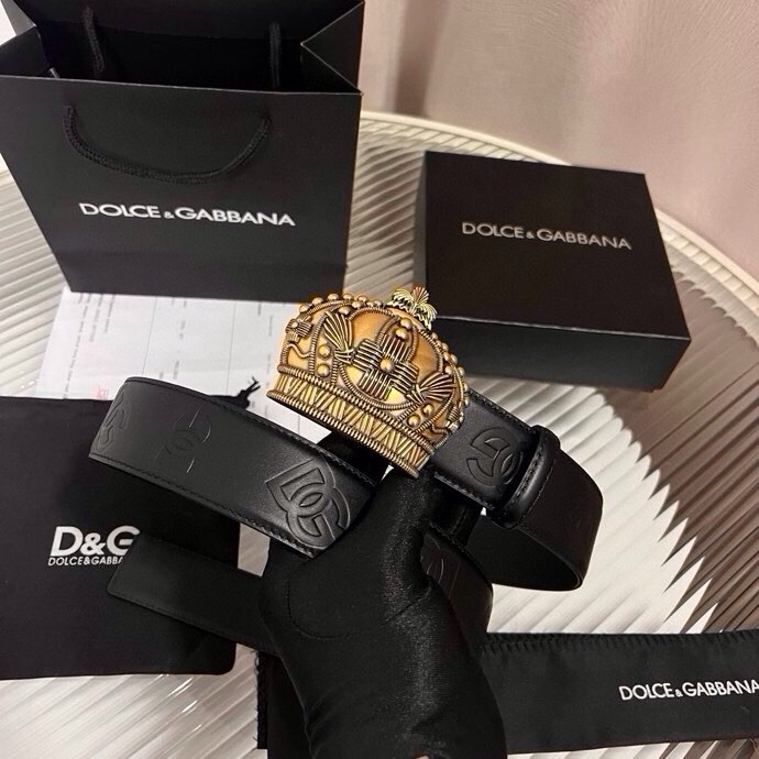 Dolce&Gabbana 全新软质小牛皮腰带，缀以个性化徽标搭扣。小牛皮腰带，搭配徽标装饰搭扣:• 腰