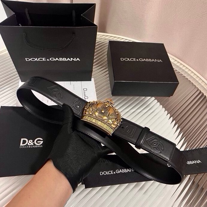 Dolce&Gabbana 全新软质小牛皮腰带，缀以个性化徽标搭扣。小牛皮腰带，搭配徽标装饰搭扣:• 腰