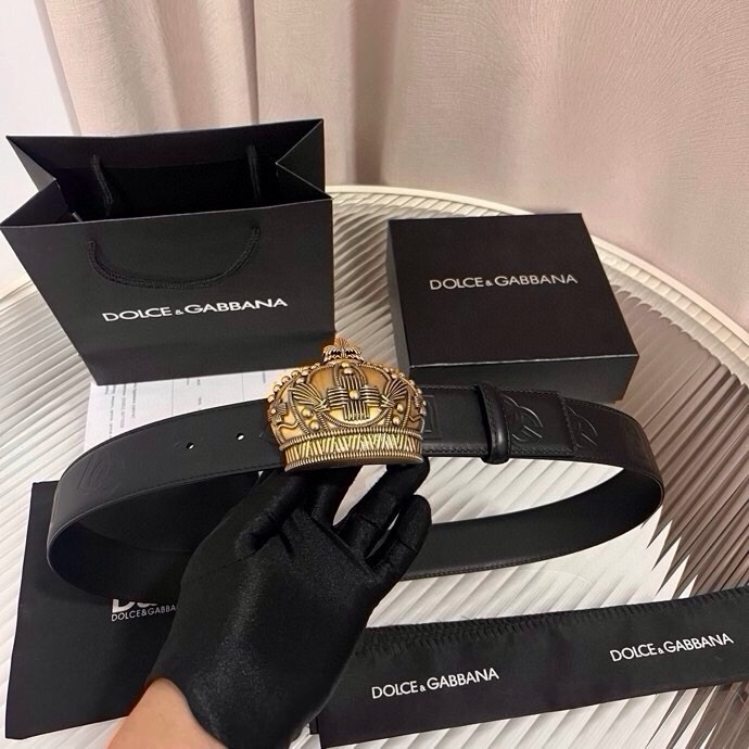 Dolce&Gabbana 全新软质小牛皮腰带，缀以个性化徽标搭扣。小牛皮腰带，搭配徽标装饰搭扣:• 腰