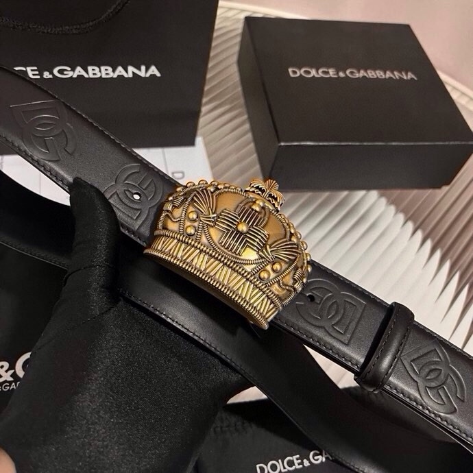 Dolce&Gabbana 全新软质小牛皮腰带，缀以个性化徽标搭扣。小牛皮腰带，搭配徽标装饰搭扣:• 腰