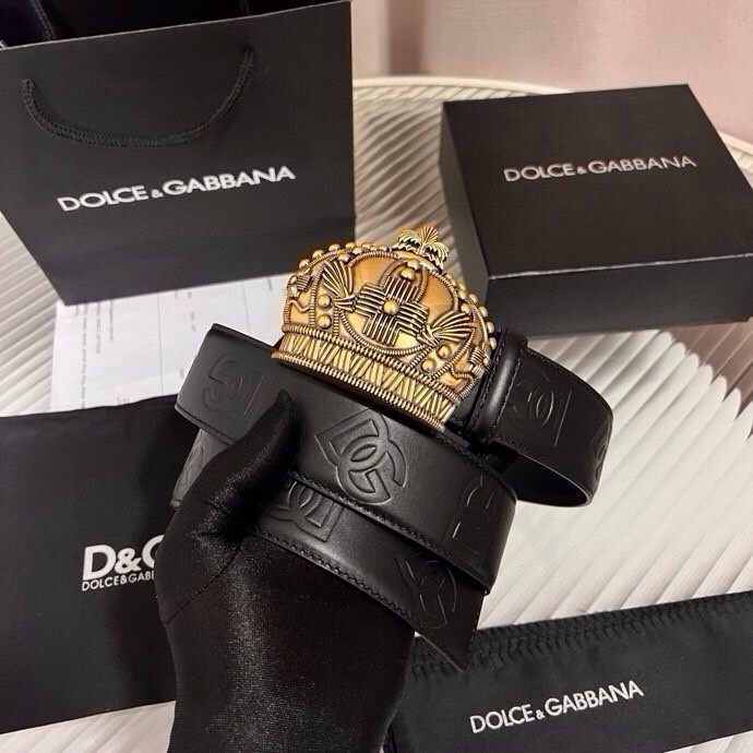 Dolce&Gabbana 全新软质小牛皮腰带，缀以个性化徽标搭扣。小牛皮腰带，搭配徽标装饰搭扣:• 腰