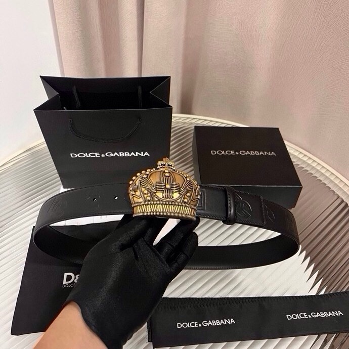 Dolce&Gabbana 全新软质小牛皮腰带，缀以个性化徽标搭扣。小牛皮腰带，搭配徽标装饰搭扣:• 腰