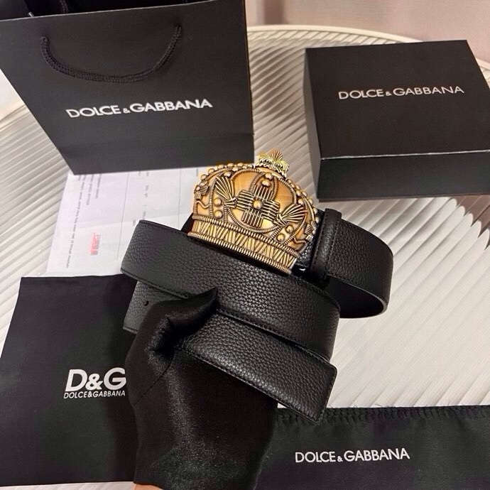 Dolce&Gabbana 全新软质小牛皮腰带，缀以个性化徽标搭扣。小牛皮腰带，搭配徽标装饰搭扣:• 腰