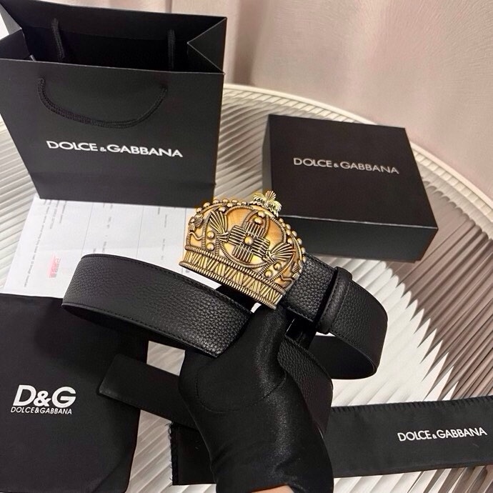 Dolce&Gabbana 全新软质小牛皮腰带，缀以个性化徽标搭扣。小牛皮腰带，搭配徽标装饰搭扣:• 腰