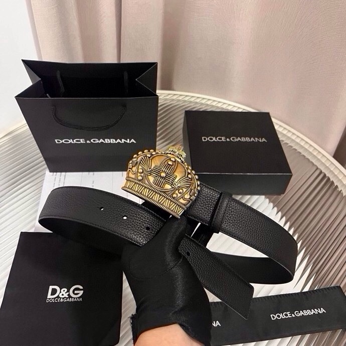 Dolce&Gabbana 全新软质小牛皮腰带，缀以个性化徽标搭扣。小牛皮腰带，搭配徽标装饰搭扣:• 腰