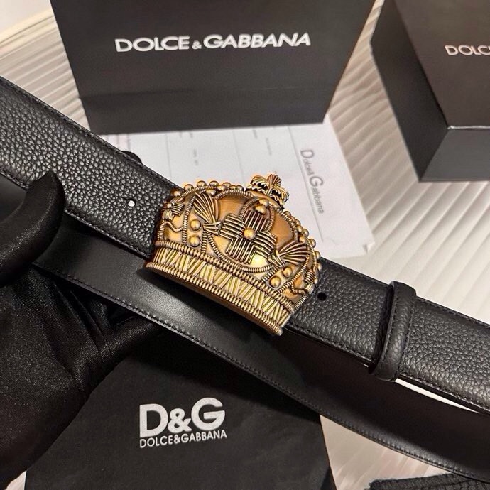 Dolce&Gabbana 全新软质小牛皮腰带，缀以个性化徽标搭扣。小牛皮腰带，搭配徽标装饰搭扣:• 腰