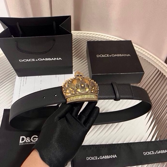 Dolce&Gabbana 全新软质小牛皮腰带，缀以个性化徽标搭扣。小牛皮腰带，搭配徽标装饰搭扣:• 腰