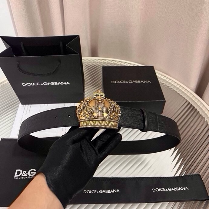 Dolce&Gabbana 全新软质小牛皮腰带，缀以个性化徽标搭扣。小牛皮腰带，搭配徽标装饰搭扣:• 腰