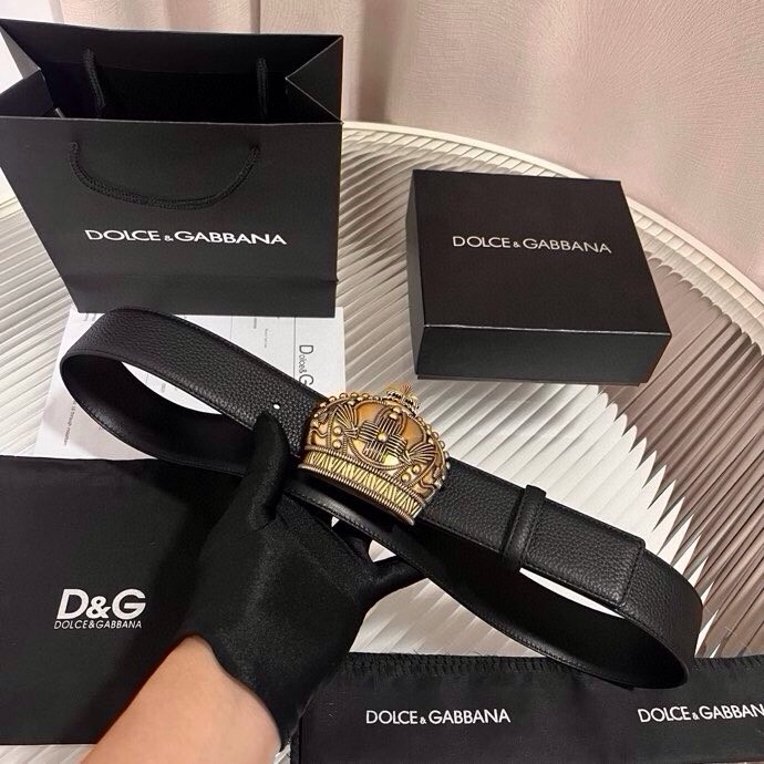 Dolce&Gabbana 全新软质小牛皮腰带，缀以个性化徽标搭扣。小牛皮腰带，搭配徽标装饰搭扣:• 腰