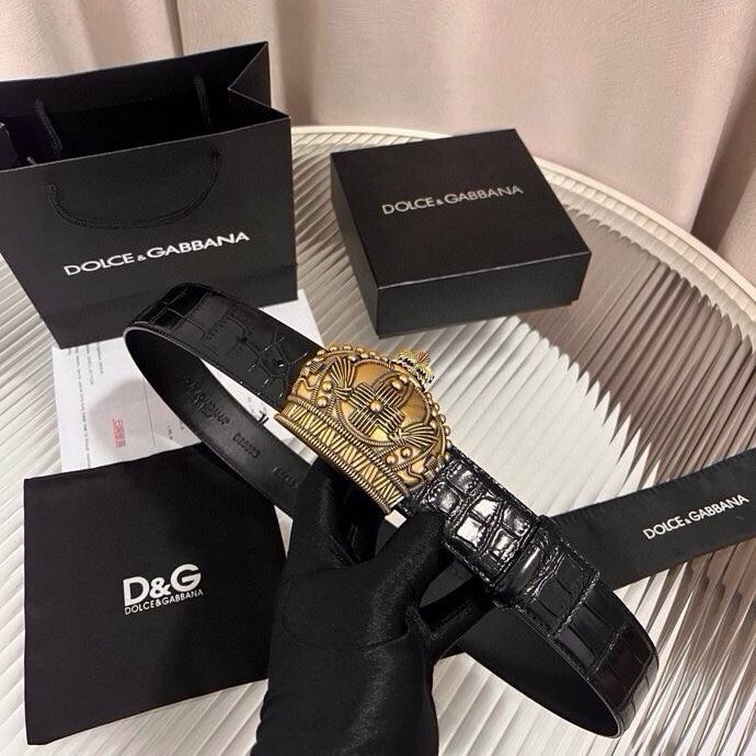 Dolce&Gabbana 全新软质小牛皮腰带，缀以个性化徽标搭扣。小牛皮腰带，搭配徽标装饰搭扣:• 腰